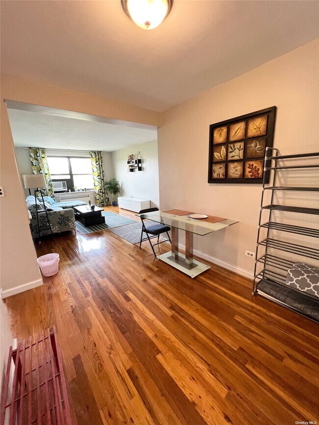 Foto del edificio - 211-02 73rd Ave