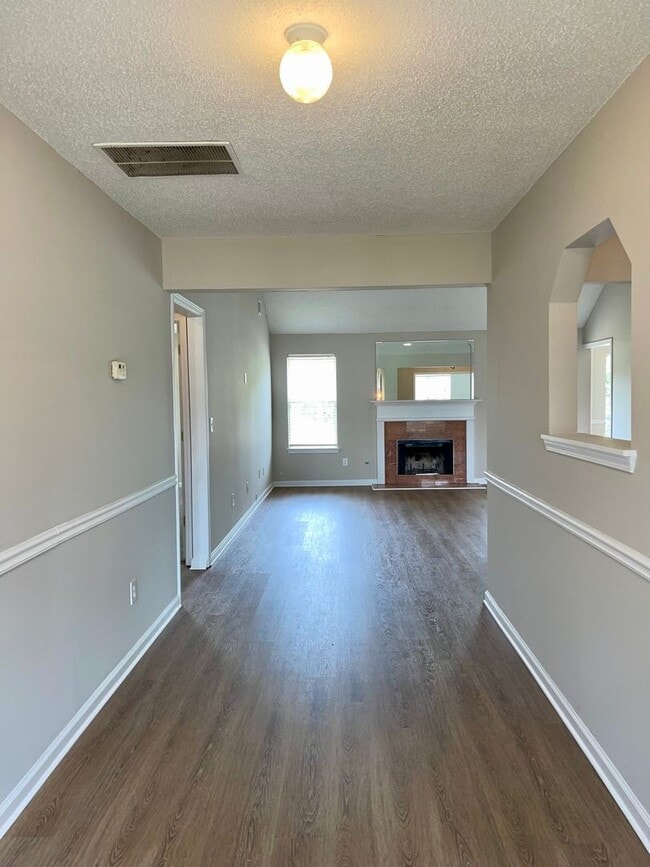 Foto del edificio - Updated, Spacious Brick Ranch in Great Neighbrorhood!