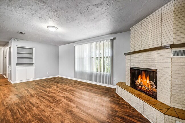 Building Photo - 3546 Clyde Dr