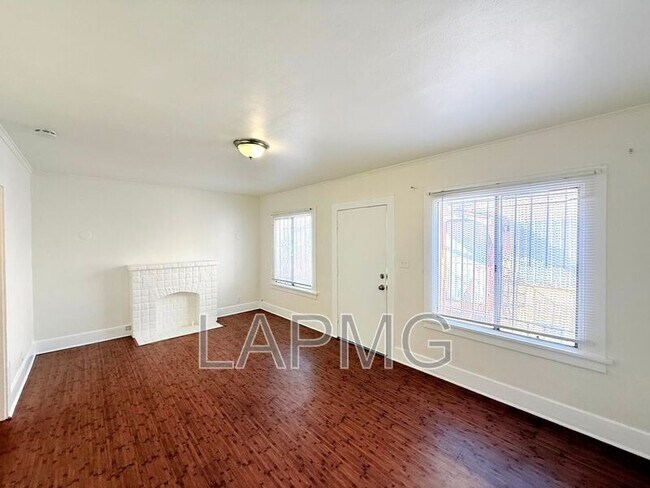 Foto del edificio - 2316 1/2 E. 3rd Street