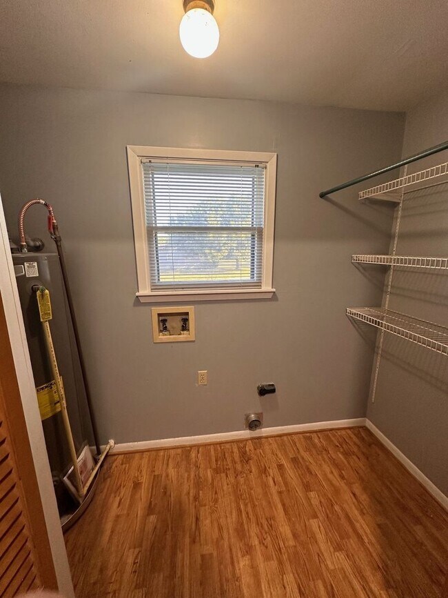 Building Photo - 2218 Rosewood Dr