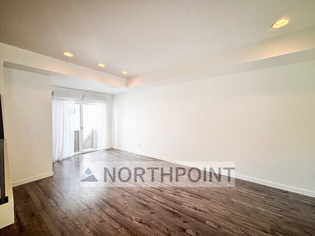 Building Photo - 3 bed 2.5 Bath Townhome - Mountain Views!!