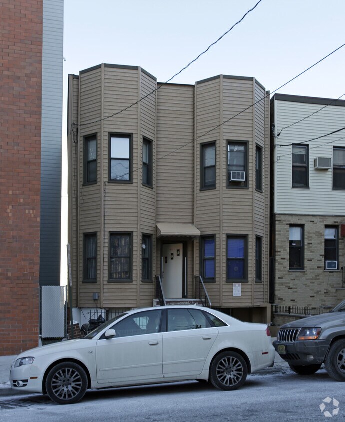 Primary Photo - 820 22nd St