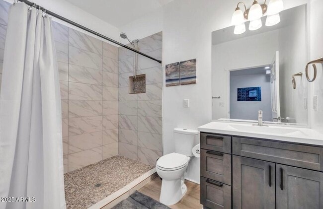 Building Photo - 842 S Farmer Ave