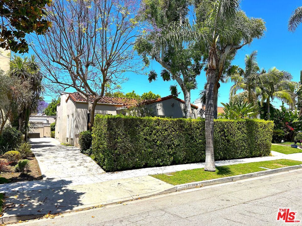 Foto principal - 9019 Rosewood Ave