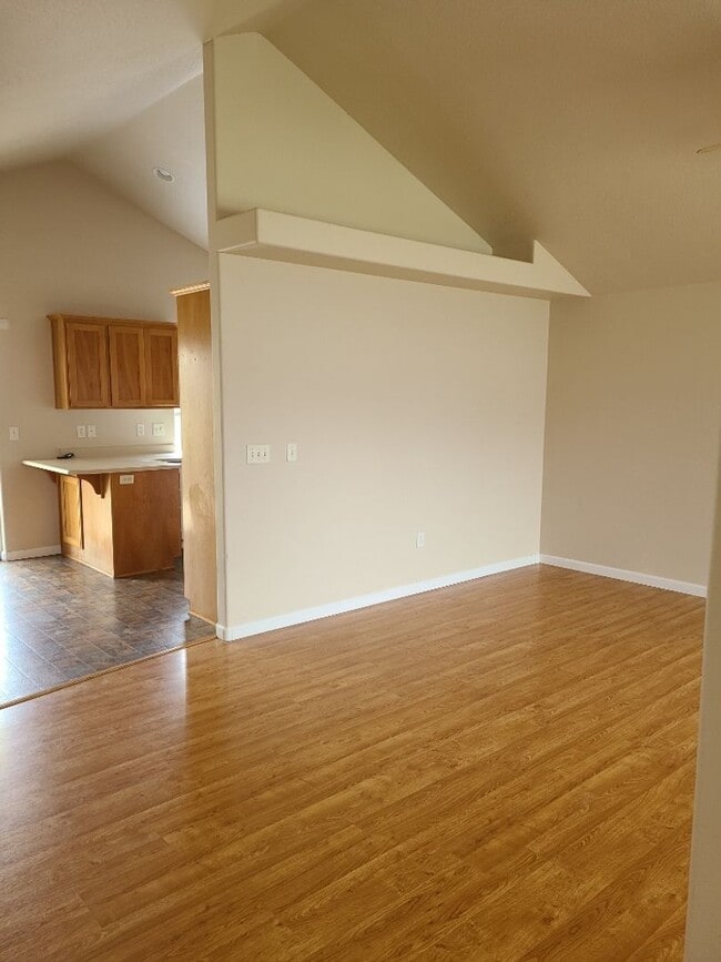 Building Photo - Spacious 3 Bed, 2 Bath Home on a Corner Lot in Southwest Medford