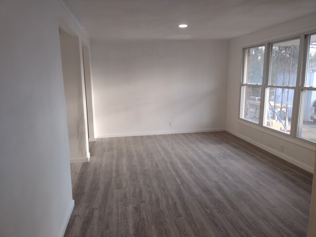 Foto del edificio - 15 Strassbourg Rd