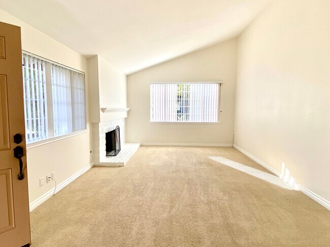 Foto del edificio - Beautiful 4b 2b Agoura Hills home with a p...