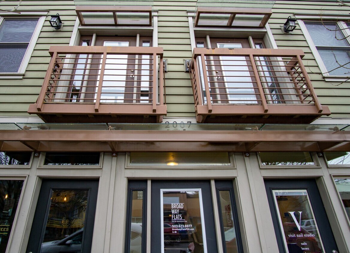 Foto principal - Corner 2 Bedroom with DW, W/D, Fireplace +...