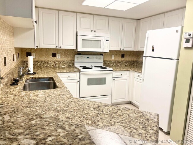 Foto del edificio - 1100 Crestwood Ct S