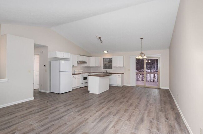 Building Photo - Spacious Duplex for Lease - 4 Bedrooms 2 F...