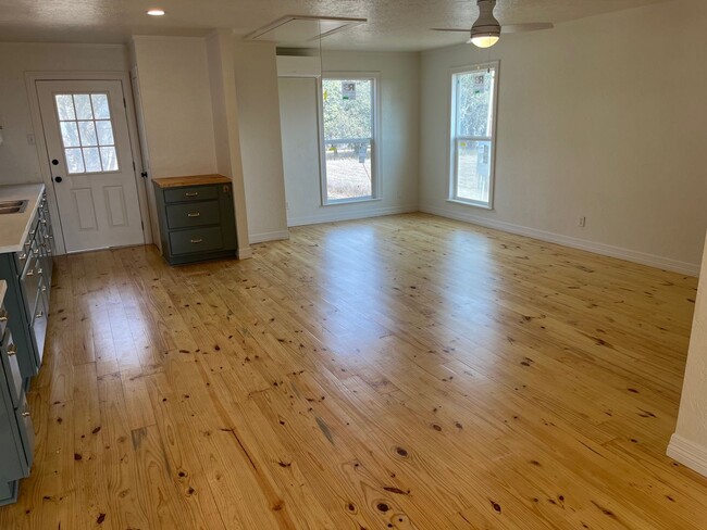 Foto del edificio - 1227 Deer Run Rd