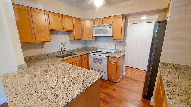 Foto del edificio - Quaint 3br/2bth ground-level condo in quai...