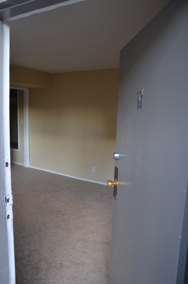 Building Photo - 634 Glenwood Rd
