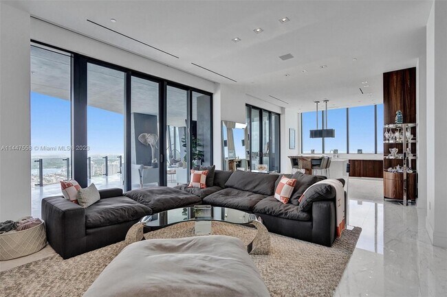 Building Photo - 17141 Collins Ave