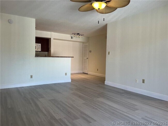Building Photo - 875 Riverside Dr