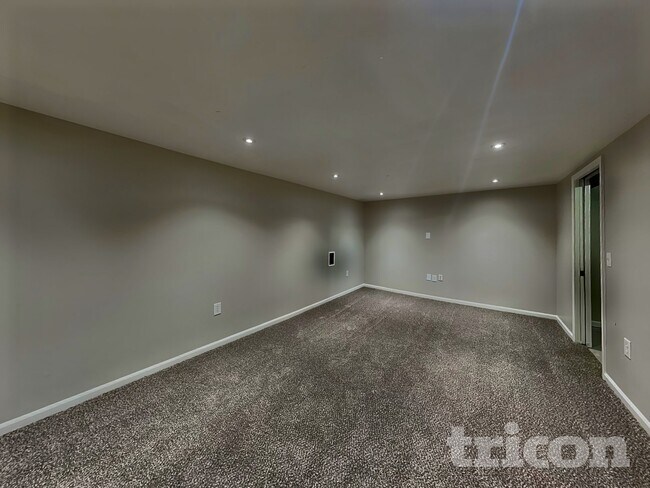 Foto del edificio - 7035 Montroff Cir