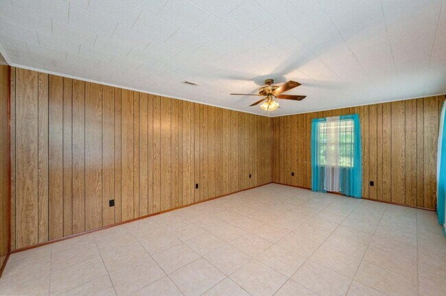 Foto del edificio - Charming brick home ready for move in!