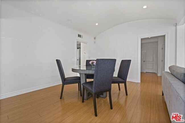 Foto del edificio - 232 Crescent Dr