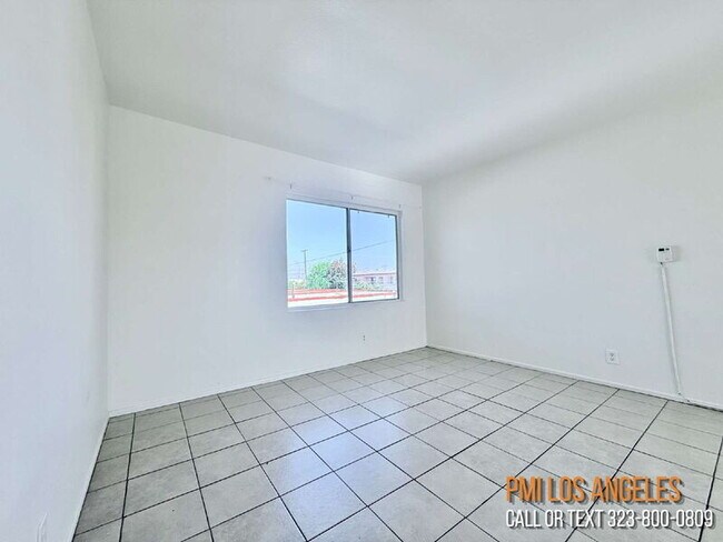 Foto del edificio - 943 W 68th St