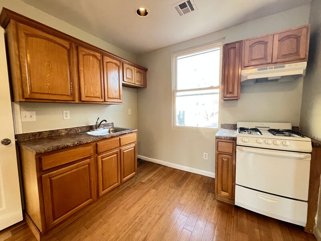 Primary Photo - 116 Seymour Ave