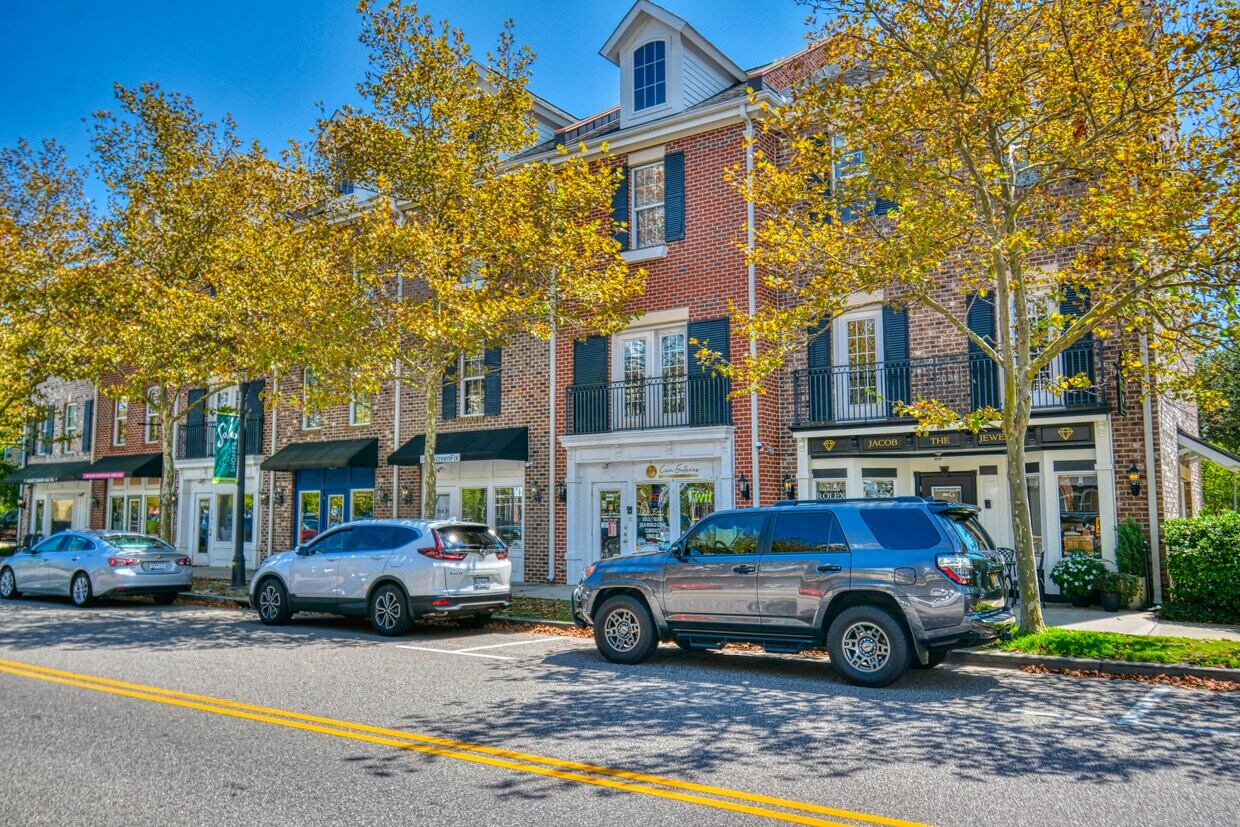 Exterior - Across from King Street - 981 Hackler St