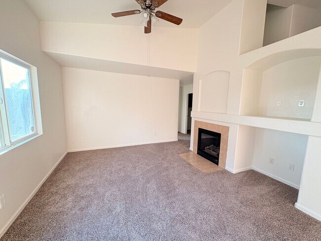 Foto del edificio - Spacious Two-Story Family Home with Large Yards & Open Kitchen