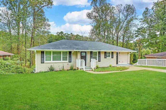 Building Photo - 2150 Macon Dr SE
