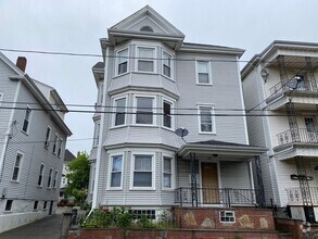 Building Photo - 139 Holly St