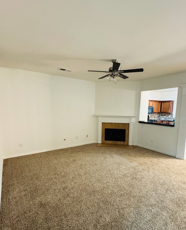 Sala de estar - 5260 Sherwood Way