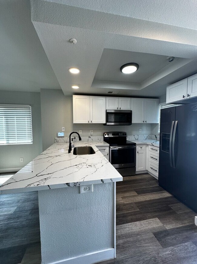 Foto del edificio - Renovated 2 Bedroom, 2.5 Bath with Washer and Dryer Plus A/C. MUST SEE!!!