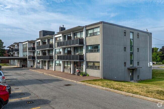 Photo du bâtiment - 4750 Bathurst Street