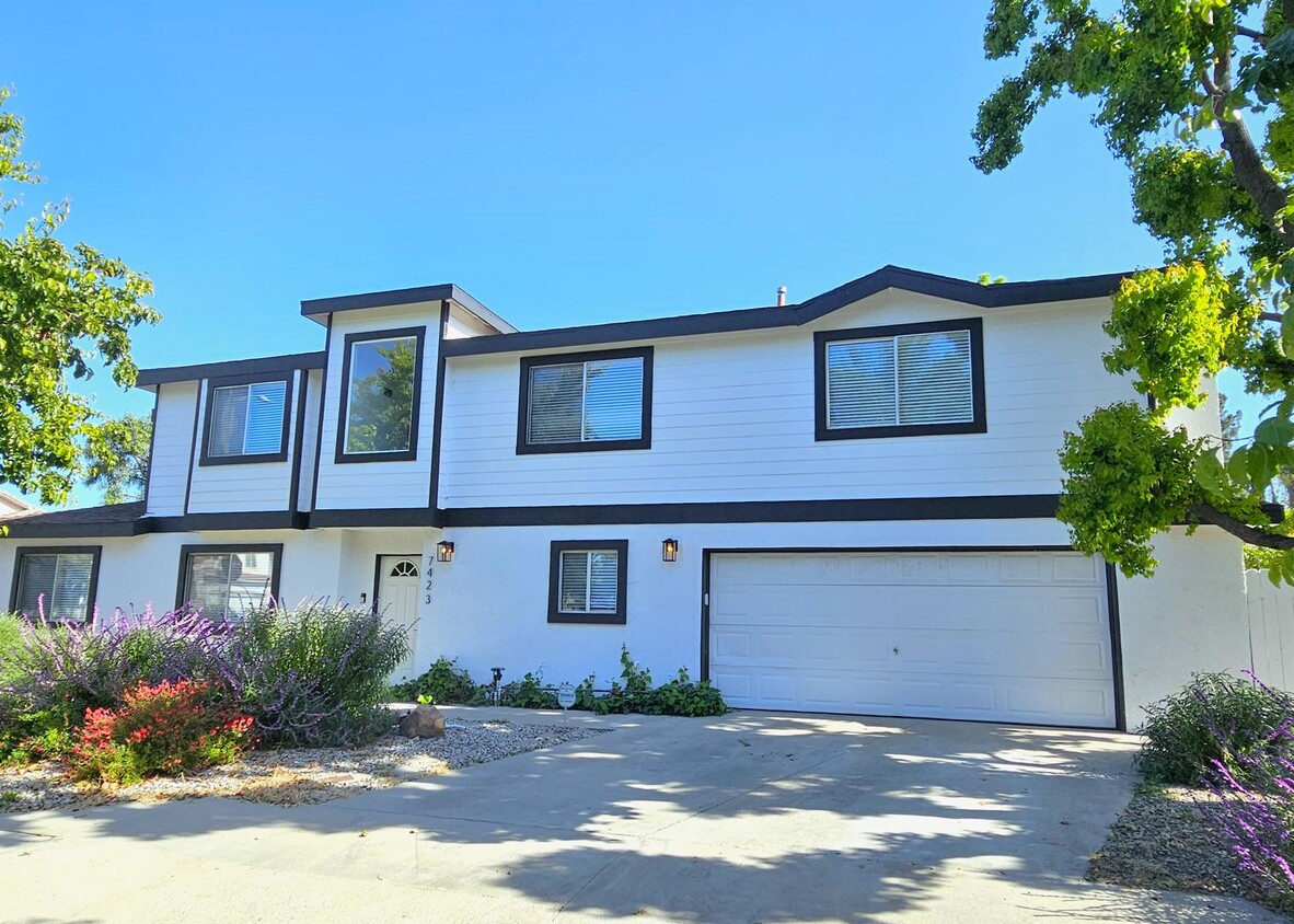 Primary Photo - Amazing 2-Story 4 Bedrooms Home in Beautif...