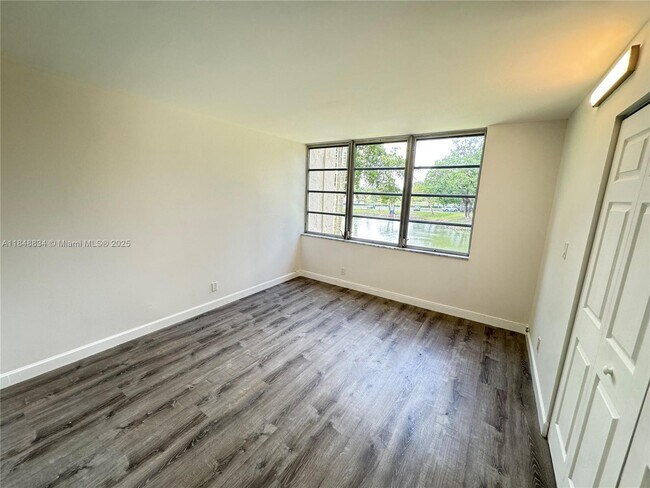 Foto del edificio - 7081 Environ Blvd