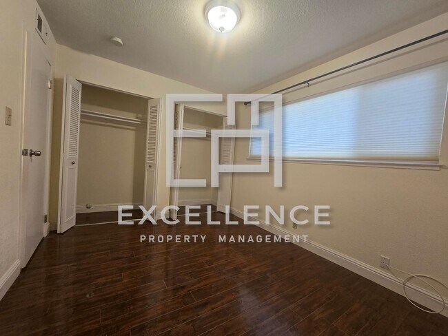 Foto del edificio - 2/1 With Updated Kitchen, Carport, Storage, Pool