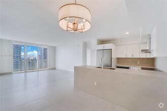 Building Photo - 1155 Brickell Bay Dr