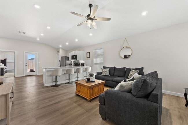 Building Photo - 401 Farmstead Ln