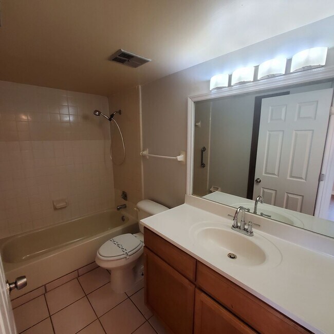 Building Photo - 2 Bedroom 1 Bathroom Condo available now i...