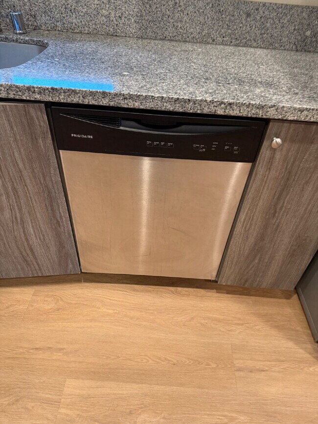 Foto del edificio - Solor Savings!  Beautiful modern interior with open floorplan for entertaining.  Large backyard w...