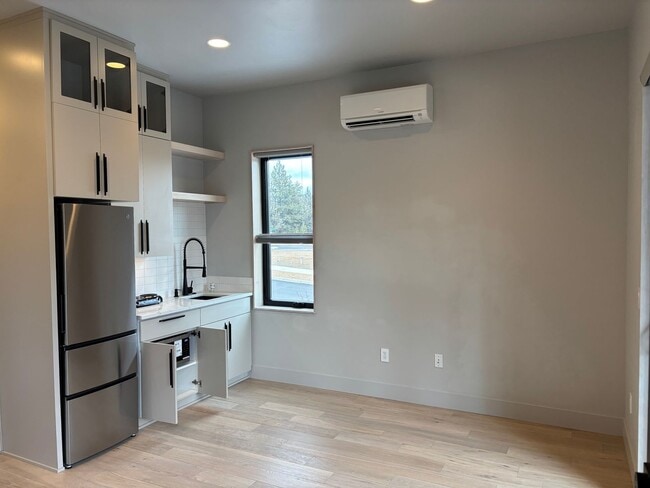 Foto del edificio - Modern Home Near Old Mill