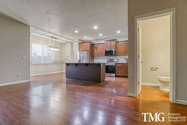 Building Photo - Great 4 Bedroom 2.5 Bath home in Hazel Del...