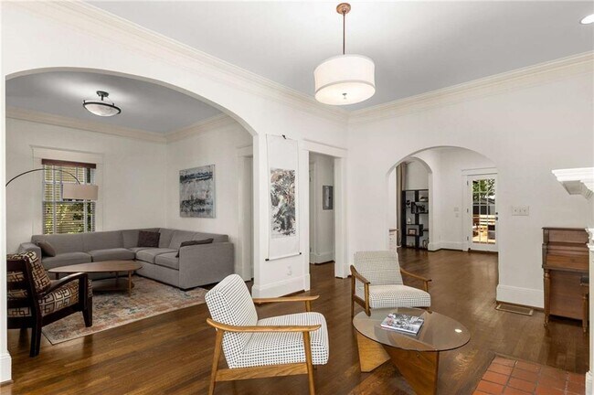 Foto del edificio - 648 Cresthill Ave NE