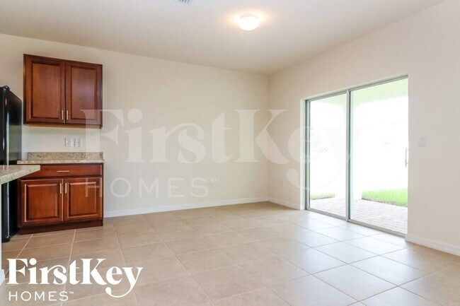 Building Photo - 2718 SW 8th Ct