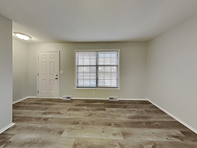 Building Photo - 725 N Sioux Ave