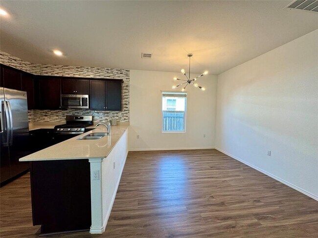 Foto del edificio - 14221 Lyndora Ln