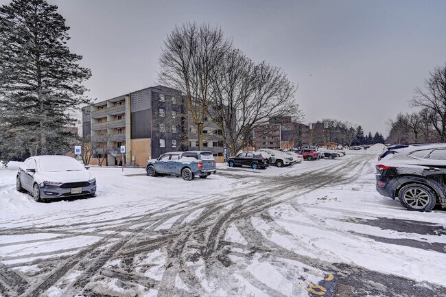 Photo du bâtiment - Lakeview Towers Apartments