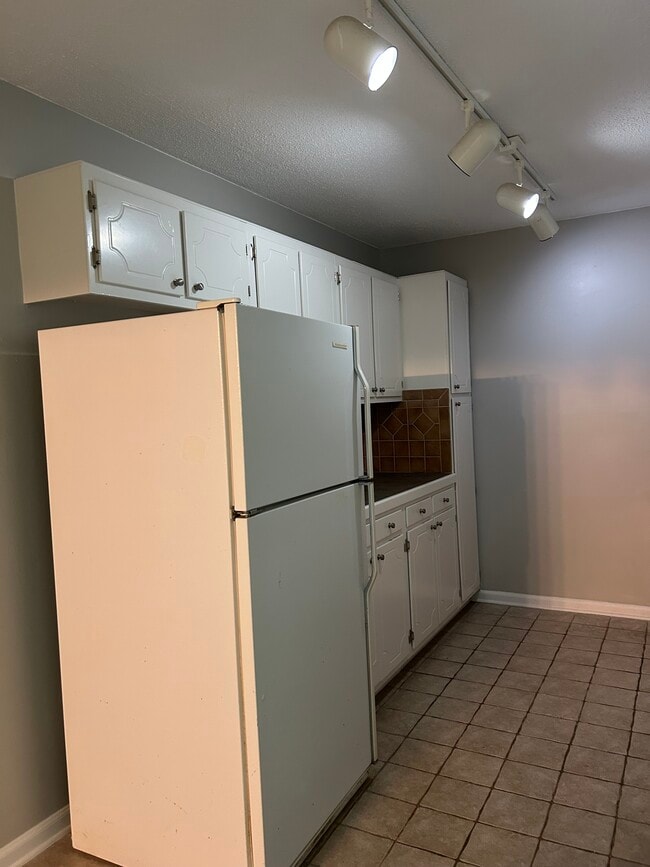 Galley kitchen offers plenty of cabinet space - 208 Northpoint Ave Unit F