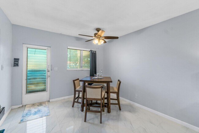 Foto del edificio - 125 W Hidden Valley Blvd