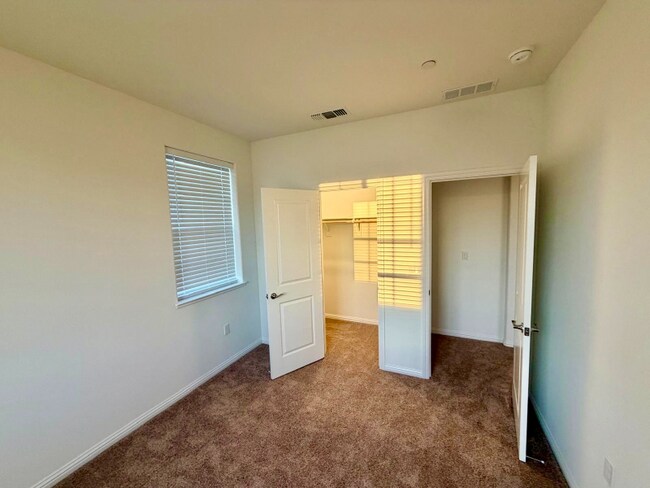 Foto del edificio - 1570 Pinchot Dr