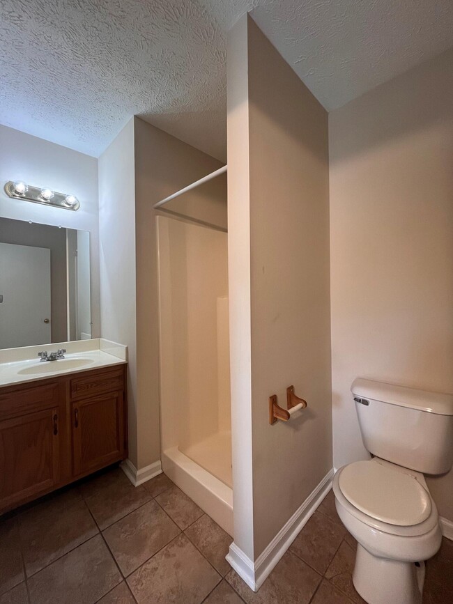 Building Photo - 406 Lakeview Dr